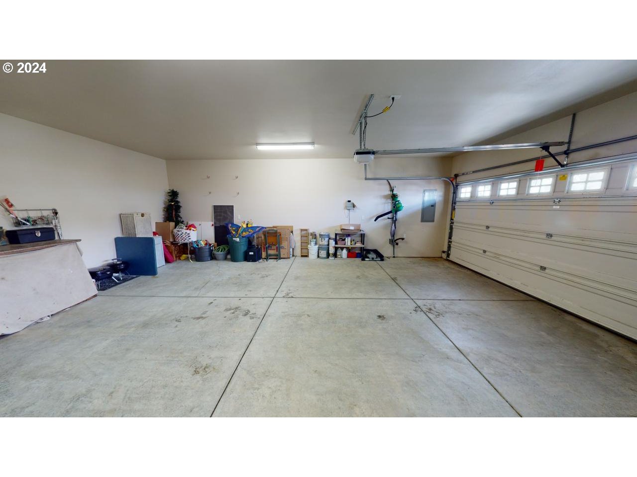 94042 Doyle Point Road Wedderburn, OR 97444 - Photo 27 of 35 Garage