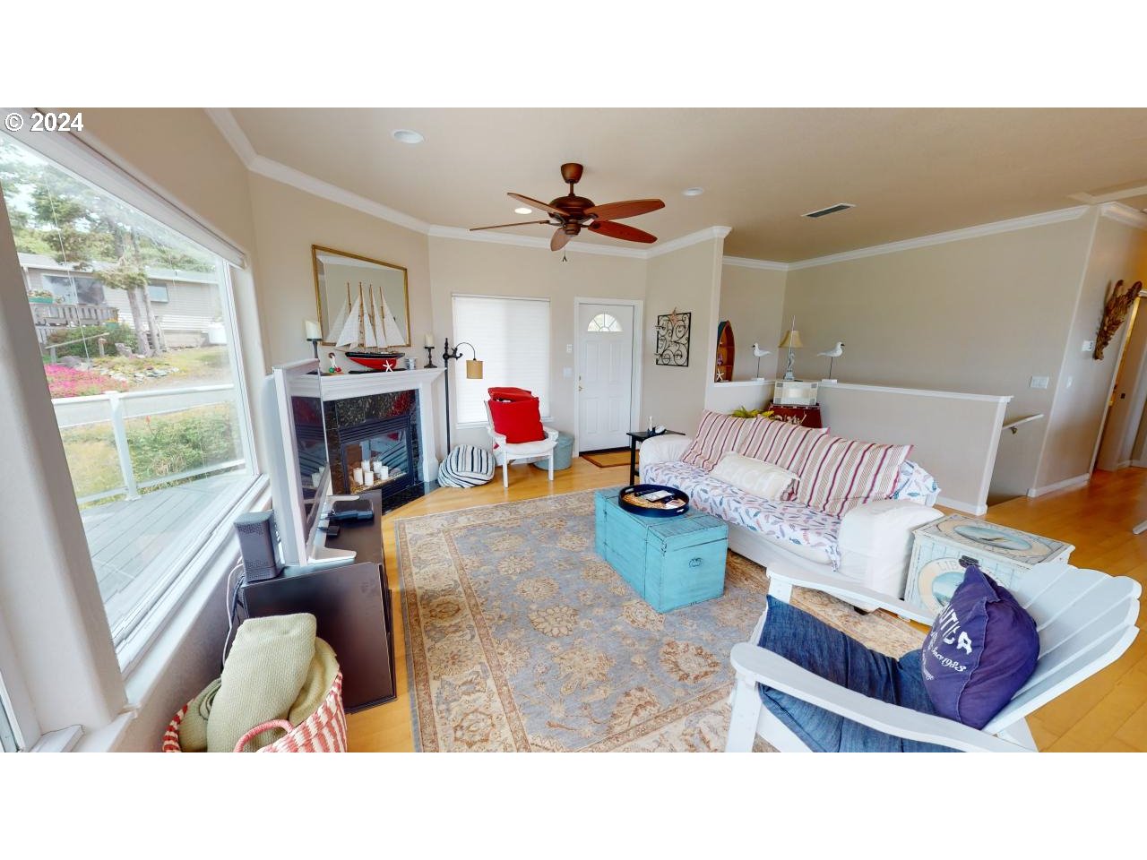 94042 Doyle Point Road Wedderburn, OR 97444 - Photo 4 of 35 Living Room