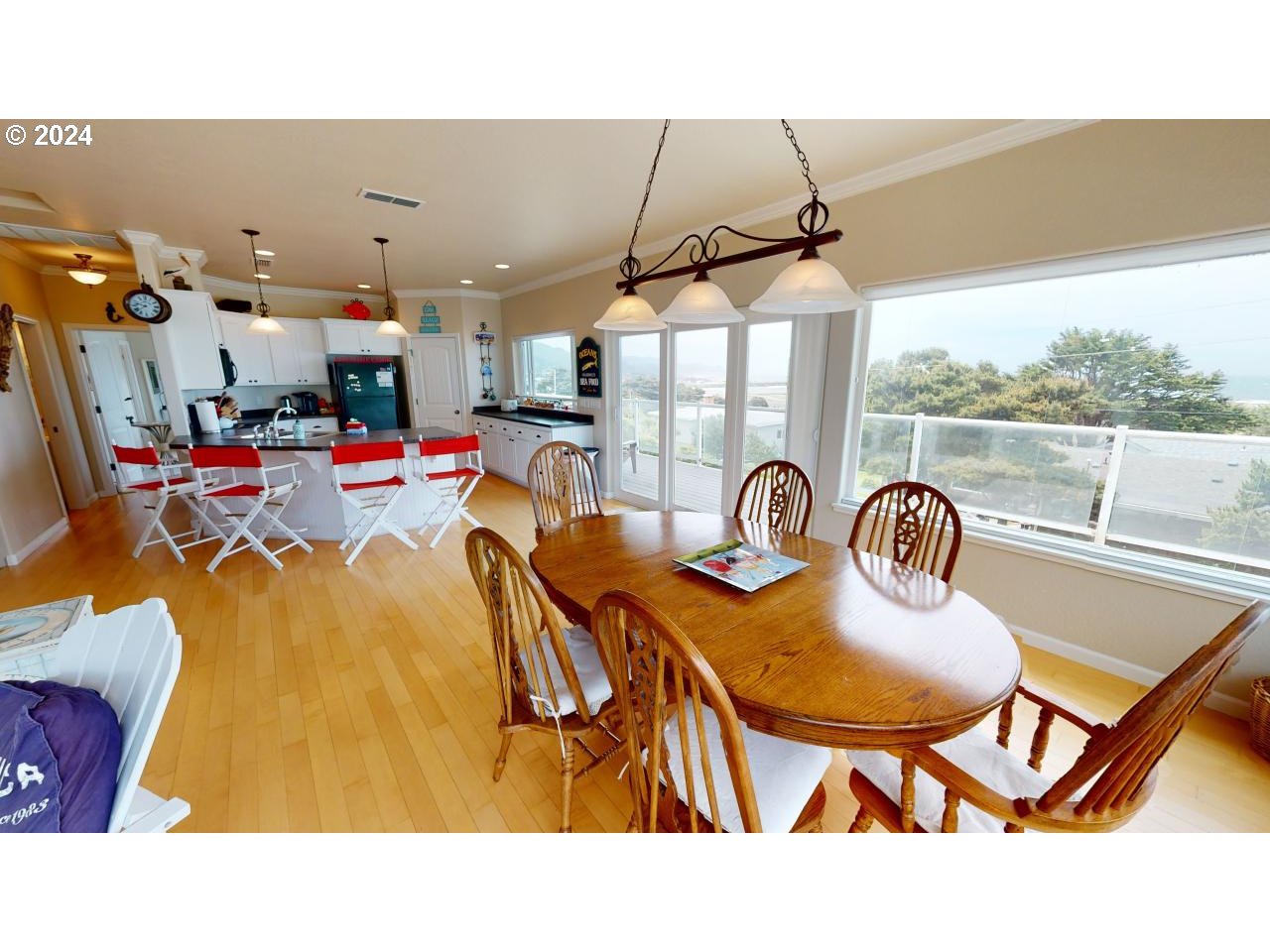 94042 Doyle Point Road Wedderburn, OR 97444 - Photo 7 of 35 Dining Area