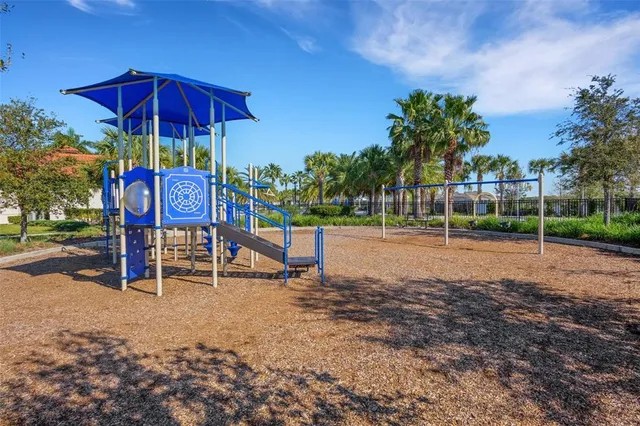 a view of a house with backyard and garden
