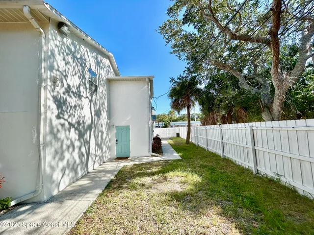 a view of a house with a backyard