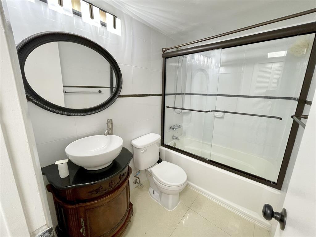 5090 Southwest 64th Avenue, Unit 204 Davie, FL 33314 - Photo 16 of 25 Second full bathroom