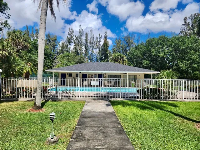 $1,900 | 5090 Southwest 64th Avenue, Unit 204, Davie, FL 33314