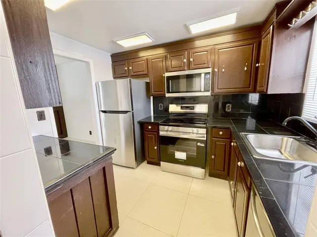 $1,900 | 5090 Southwest 64th Avenue, Unit 204, Davie, FL 33314