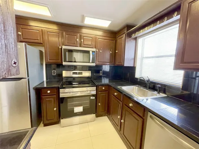 $1,900 | 5090 Southwest 64th Avenue, Unit 204, Davie, FL 33314