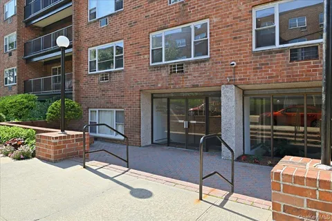 $265,000 | 101 Lincoln Avenue, Unit 4K, Mineola, NY 11501