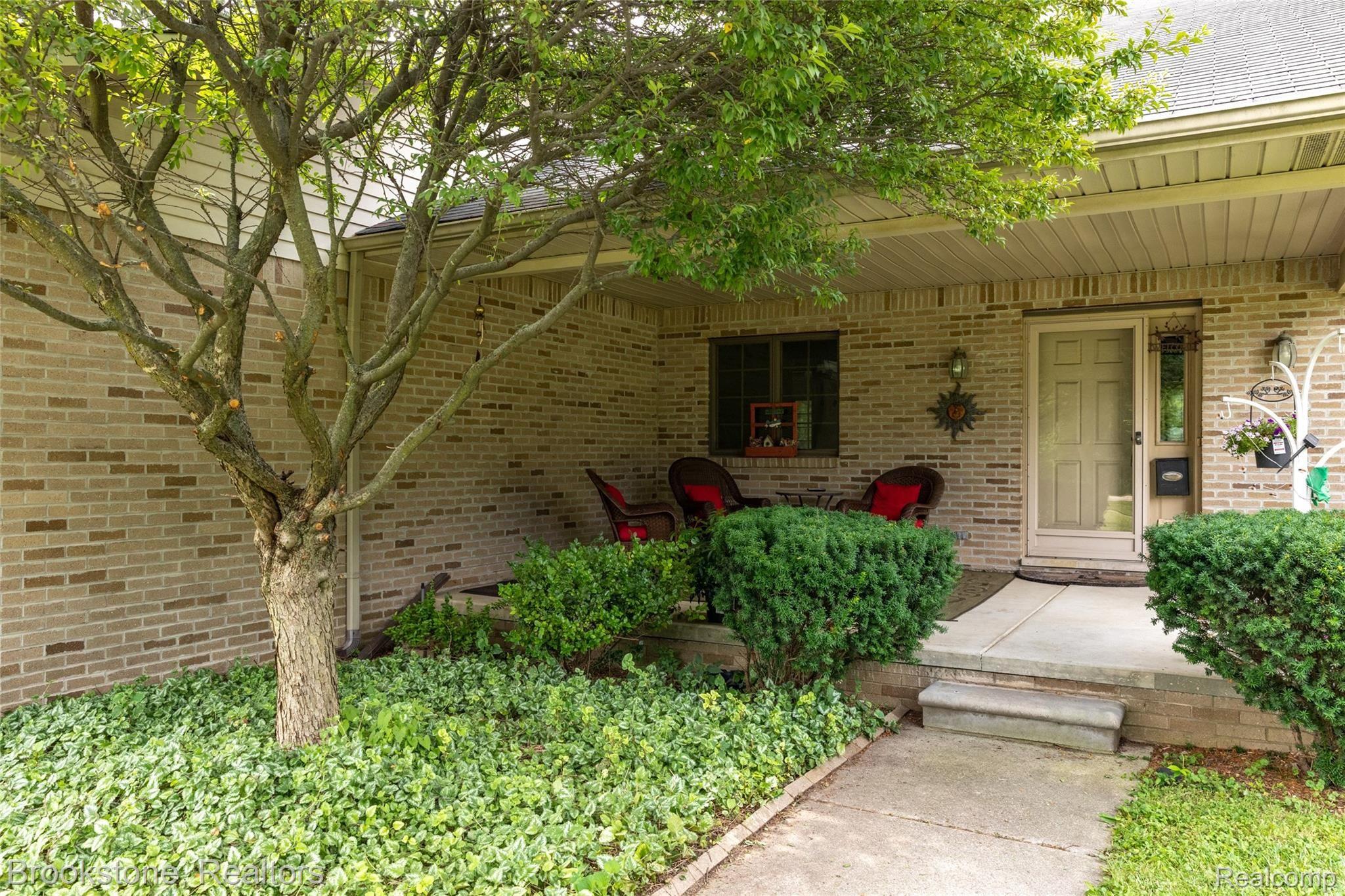 679 West Hamlin Road Rochester, MI 48307 - Photo 11 of 35 Welcoming entry