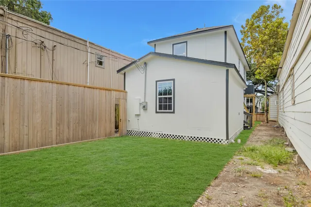 a view of a back yard of the house