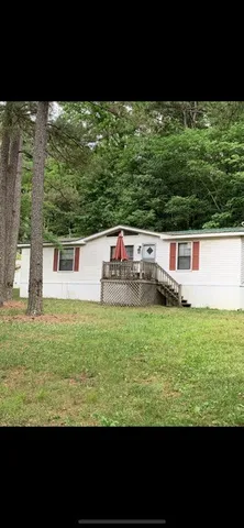 a view of a back yard