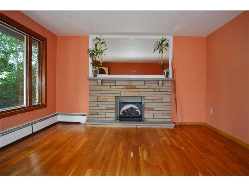 1248 Anderson Road Pittsburgh, PA 15209 - Photo 2 of 25 Living Room.