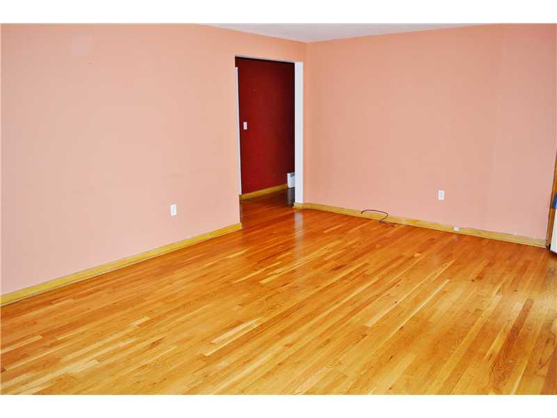 1248 Anderson Road Pittsburgh, PA 15209 - Photo 8 of 25 Living Room.