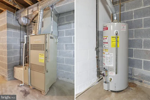 a view of a yard with a house