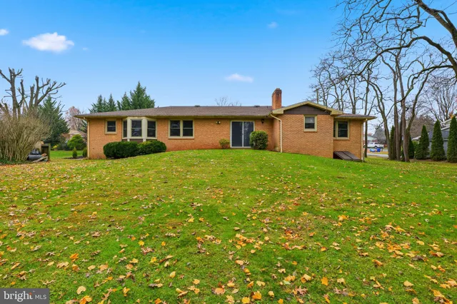 a view of a yard with a house in the background
