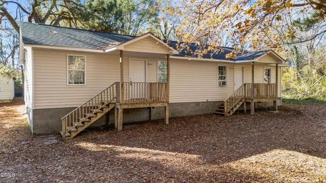 a view of a house with a yard
