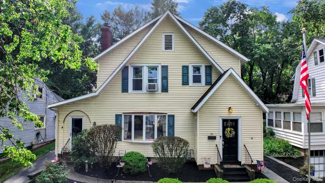 a view of a house front of house