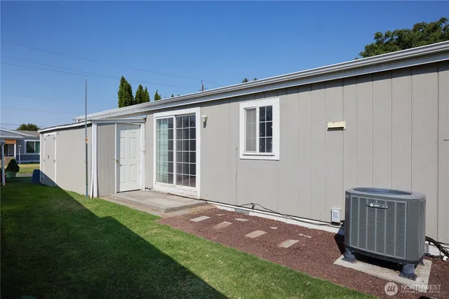 a view of back yard of the house