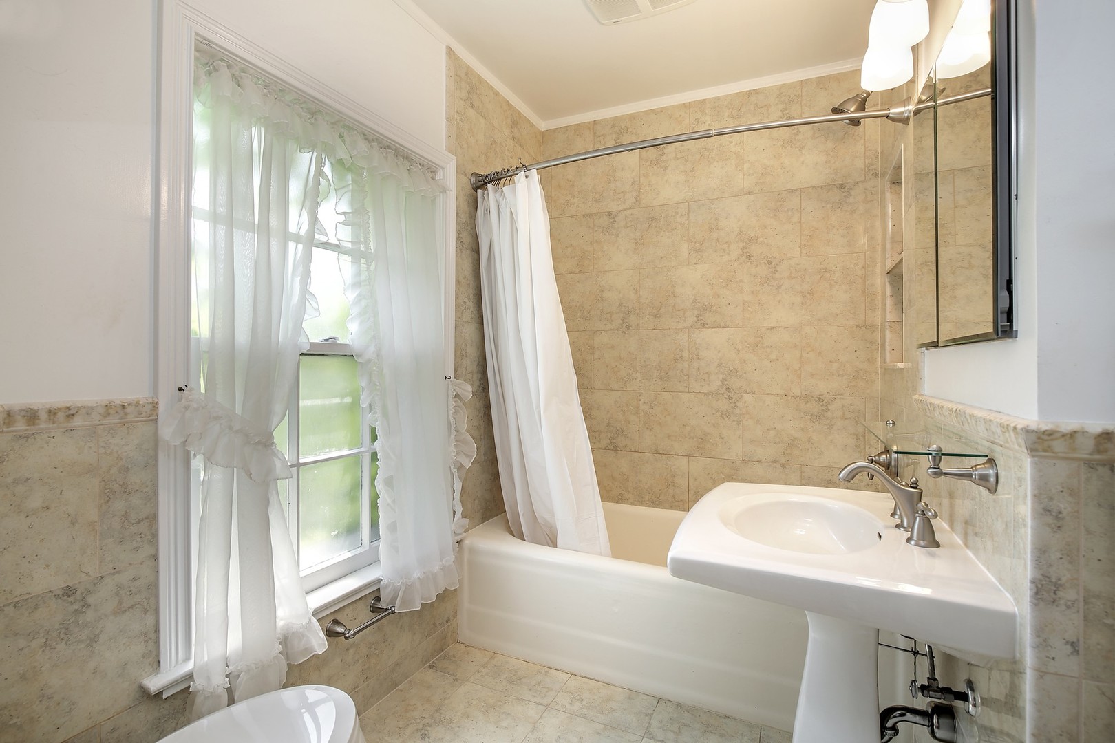 717 Kent Road Kenilworth, IL 60043 - Photo 9 of 19