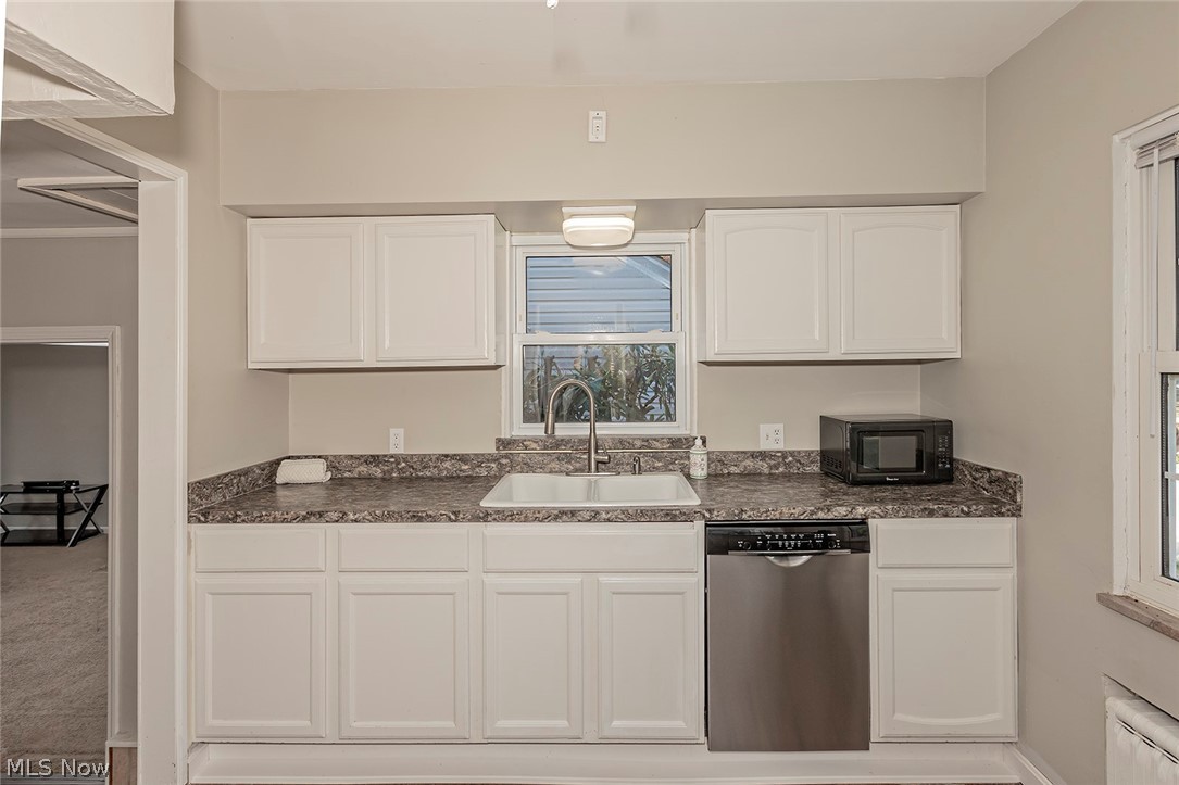6263 Seneca Road Mentor, OH 44060 - Photo 7 of 31 Everyone loves a Kitchen with a dishwasher!