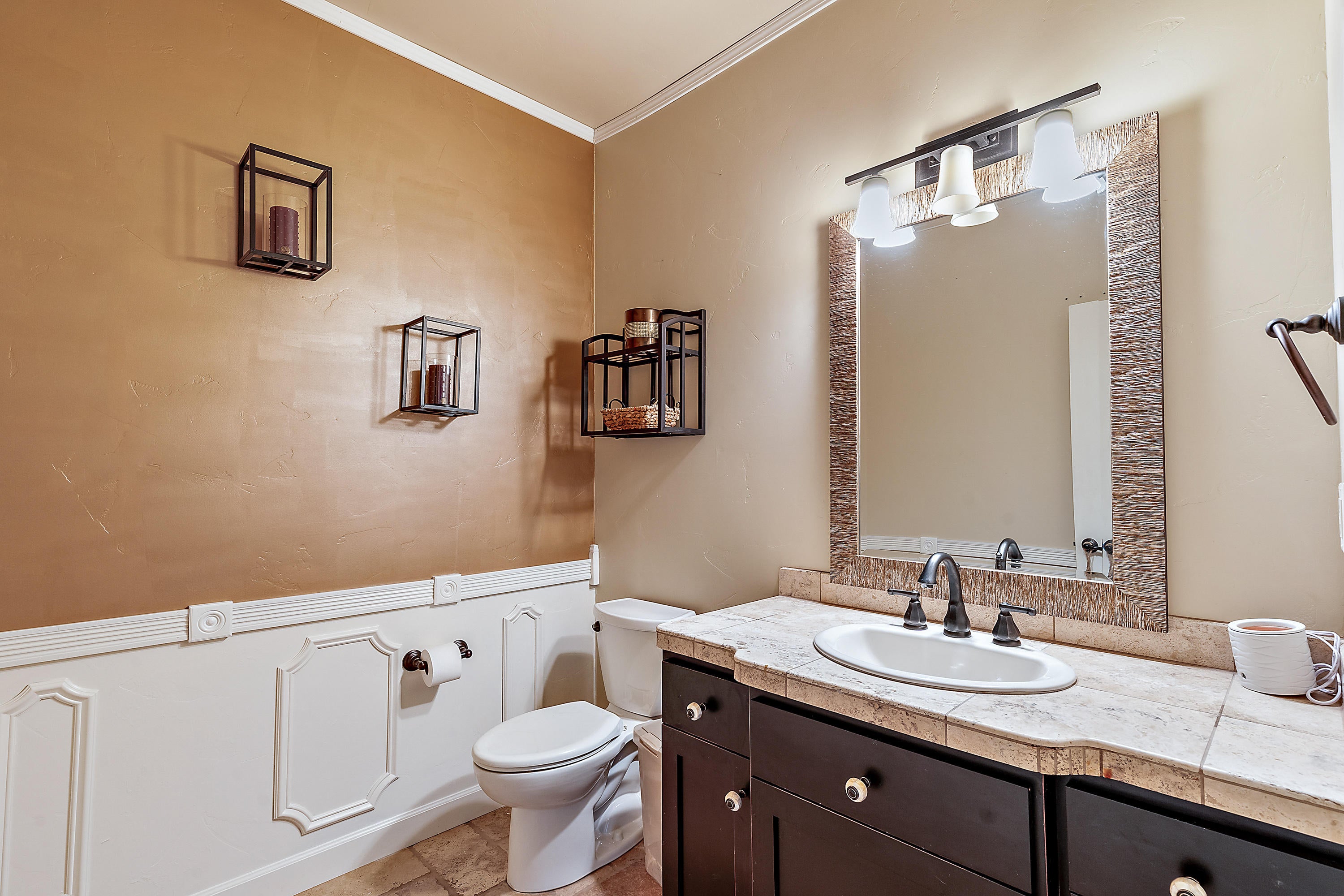 1013 Azure Way Eagle Point, OR 97524 - Photo 12 of 28 Half bath