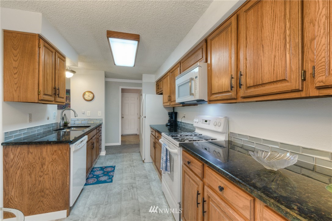 16223 143rd Place Southeast Renton, WA 98058 - Photo 7 of 20 Gallery Image 7
