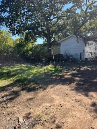 a view of a house with a backyard