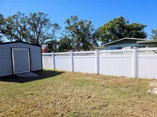 a view of a backyard