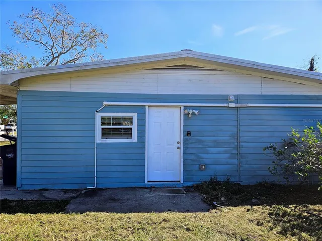a view of a backyard