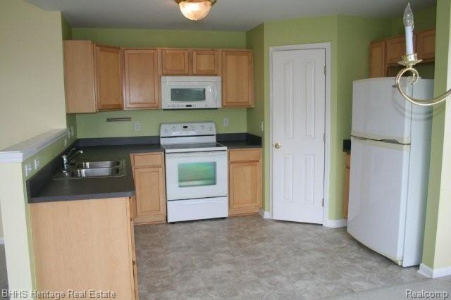 4309 Hampton Ridge Boulevard, Unit 144 Howell, MI 48843 - Photo 12 of 16 Kitchen