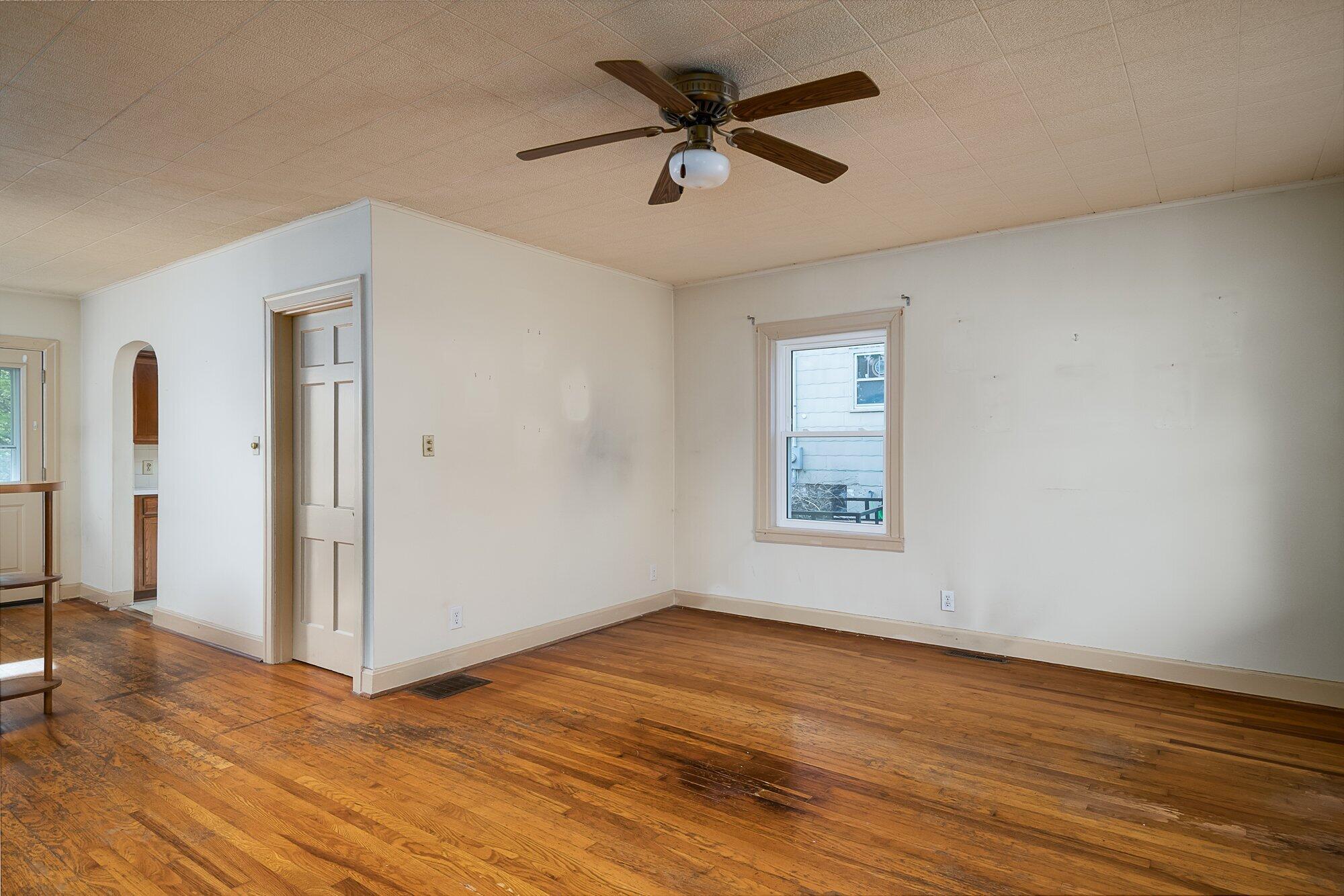722 Alton Road Danville, KY 40422 - Photo 3 of 27 003-722_alton_rd_4_27_23-highrez.jpg-SMA