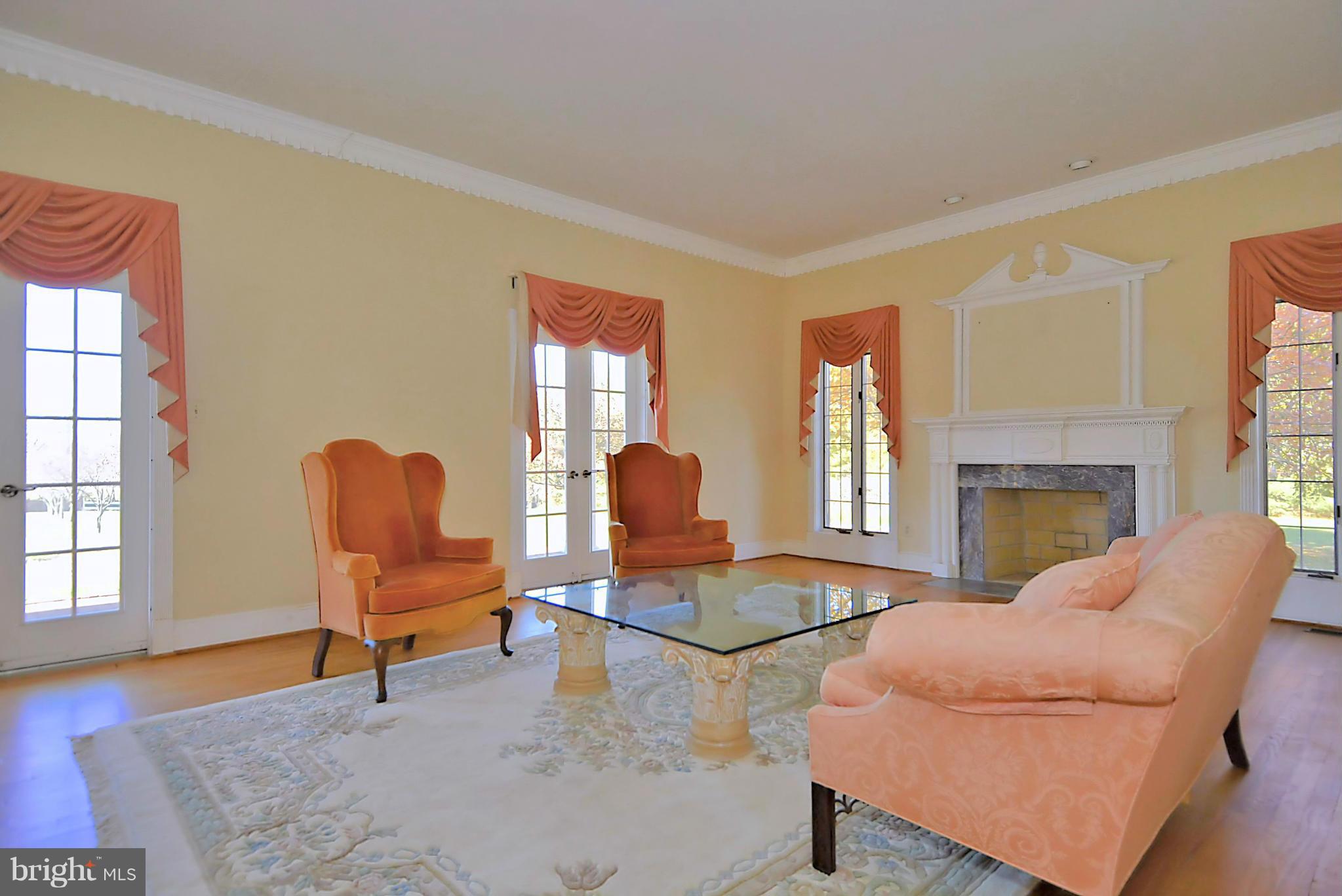 19234 Loudoun Orchard Road Leesburg, VA 20175 - Photo 4 of 30 Living Room