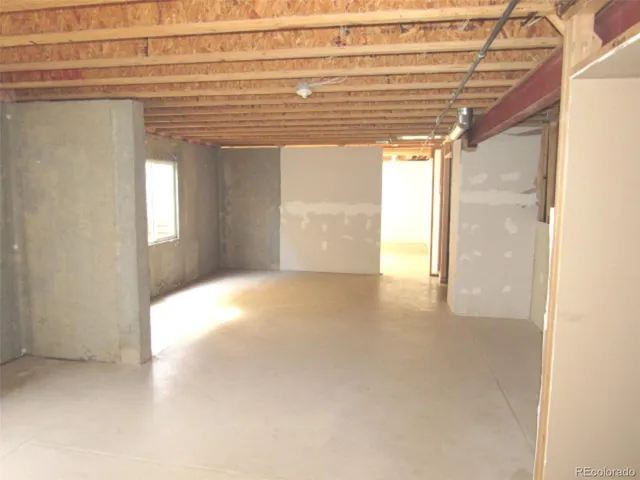 a view of empty room with window