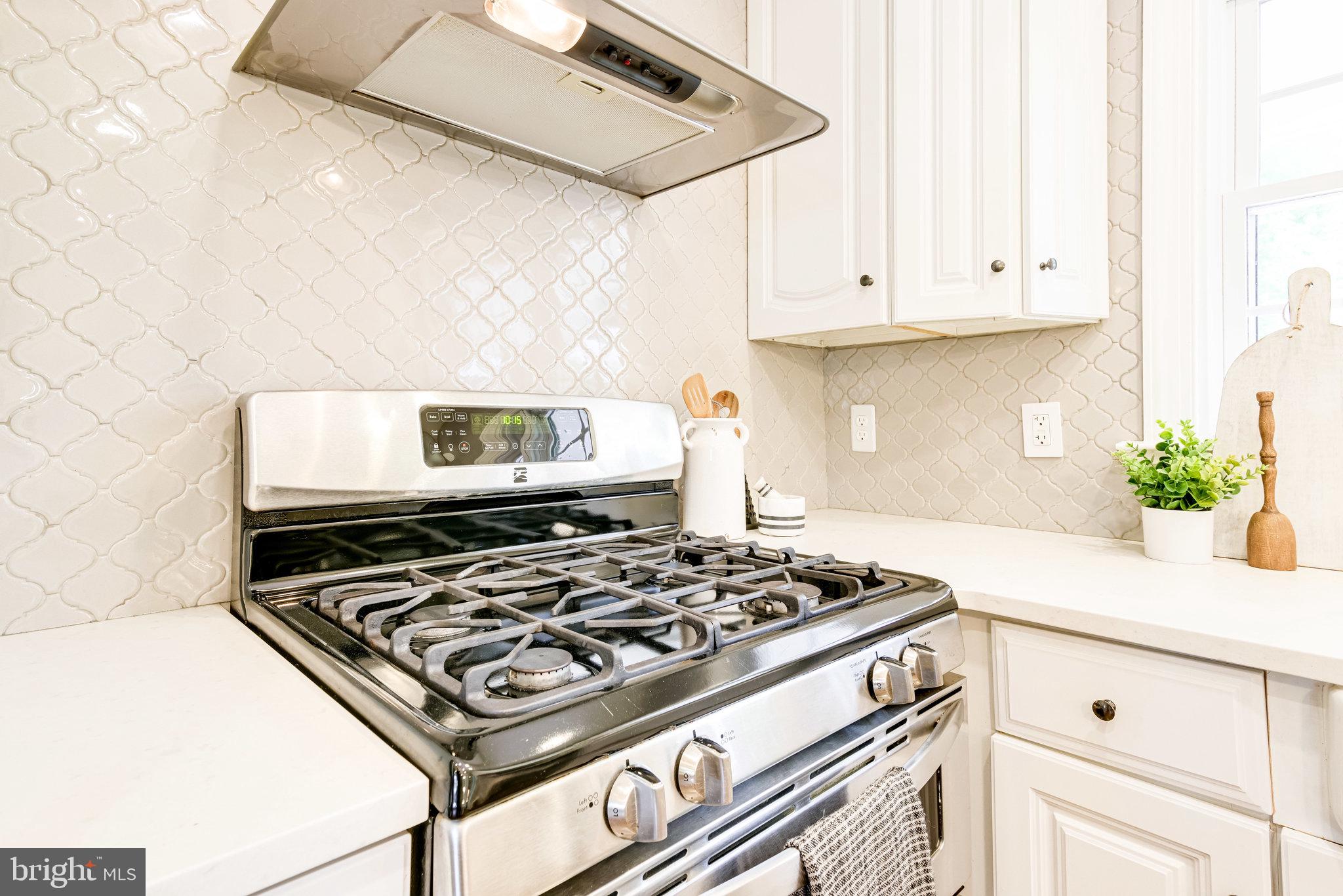 8845 Fort Hunt Road Alexandria, VA 22308 - Photo 13 of 41 Beautiful quatrefoil backsplash