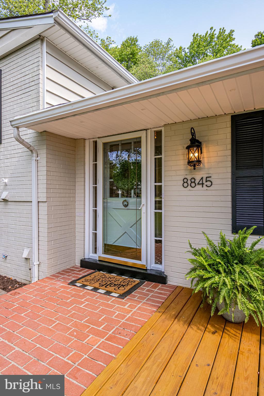 8845 Fort Hunt Road Alexandria, VA 22308 - Photo 3 of 41 Welcoming front door.