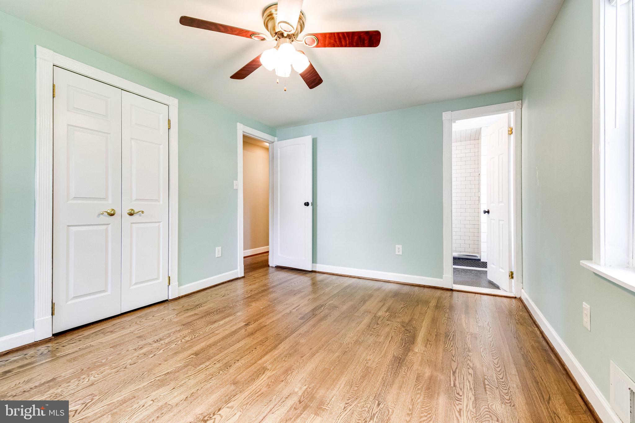 8845 Fort Hunt Road Alexandria, VA 22308 - Photo 21 of 41 Primary bedroom with ensuite.