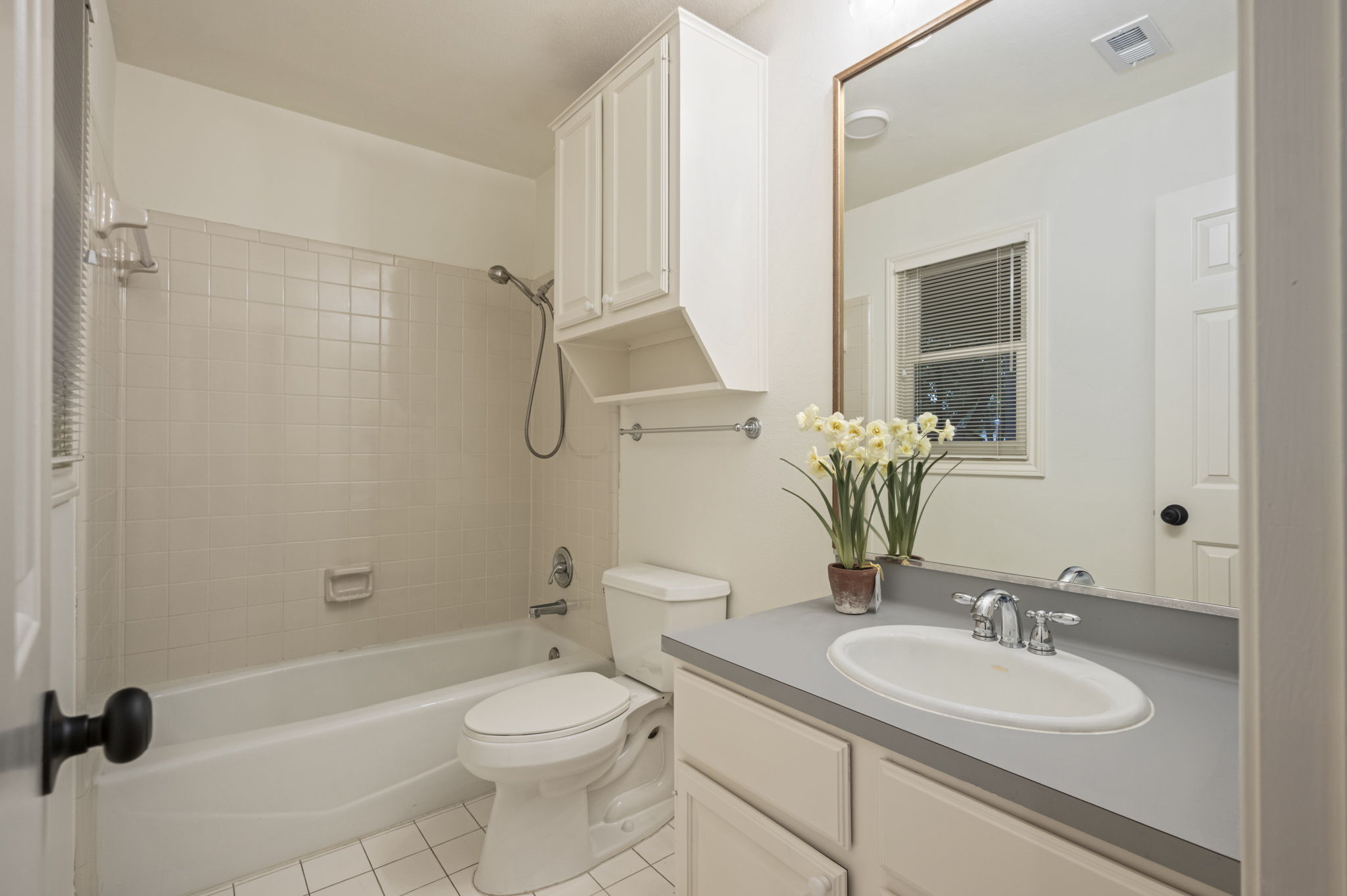 6010 Long Champ Court, Unit 113 Austin, TX 78746 - Photo 25 of 25 1st floor en-suite Guest Bath