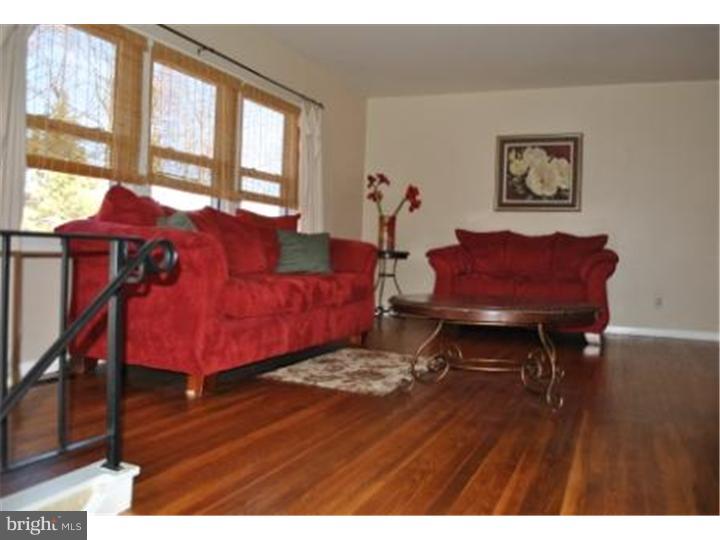 29 Myers Road Newark, DE 19713 - Photo 2 of 12 Living Room