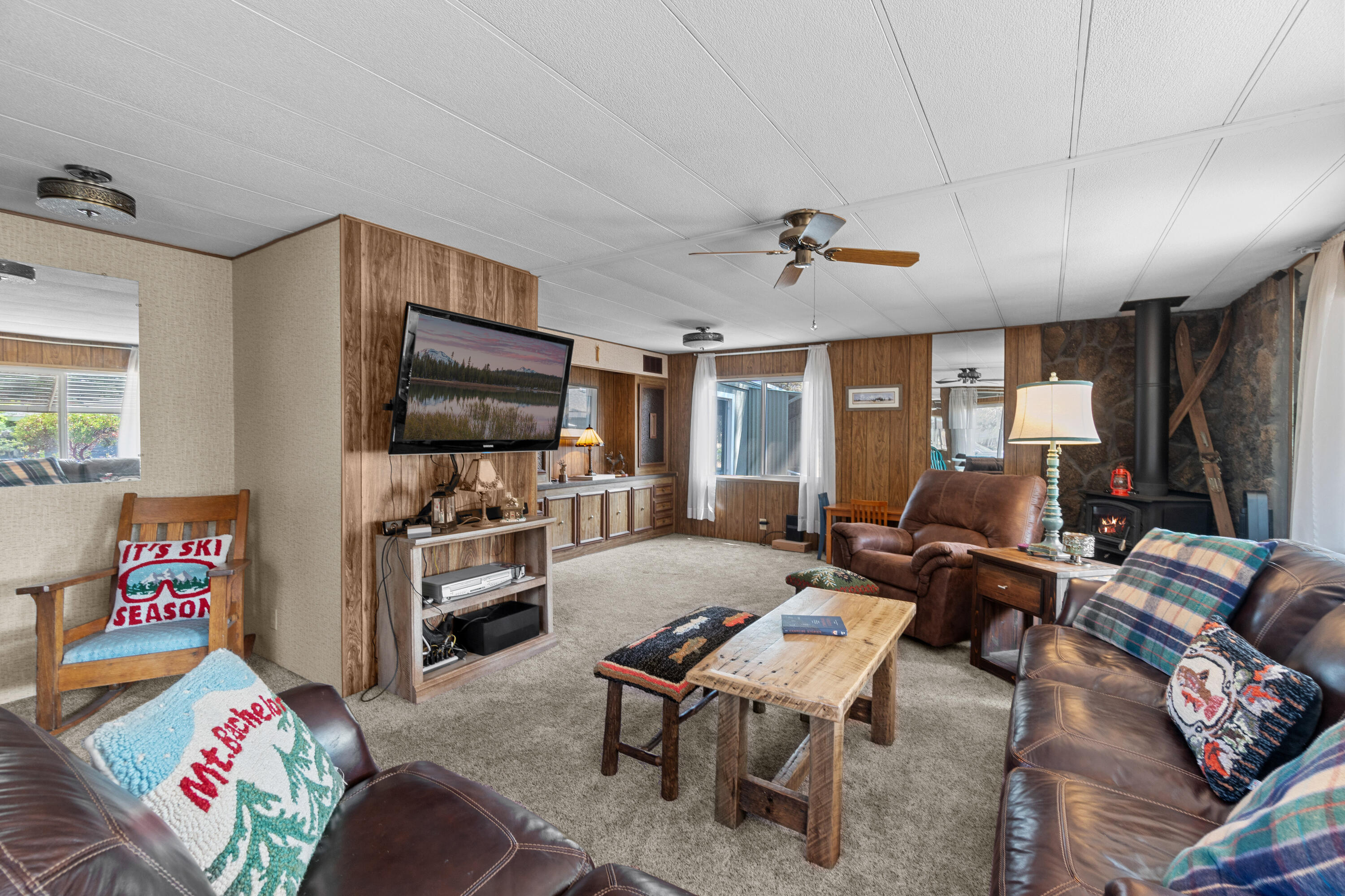 60960 Ridge Drive Bend, OR 97702 - Photo 8 of 35 17-print-Riley Visuals-17