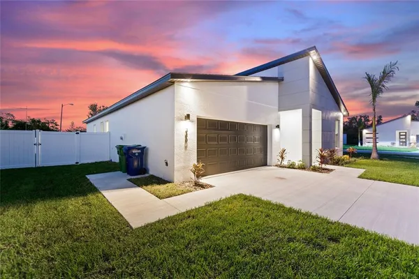 $2,400 | 330 Royal Palm Way, Winter Haven, FL 33881