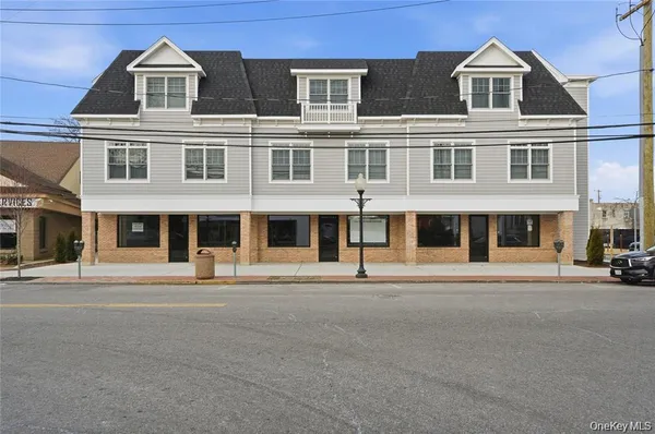 $3,200 | 180 Deer Park Avenue, Unit 305, Babylon, NY 11702