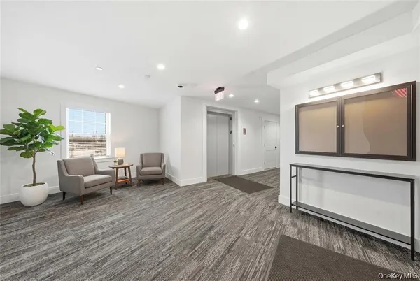 $3,200 | 180 Deer Park Avenue, Unit 305, Babylon, NY 11702