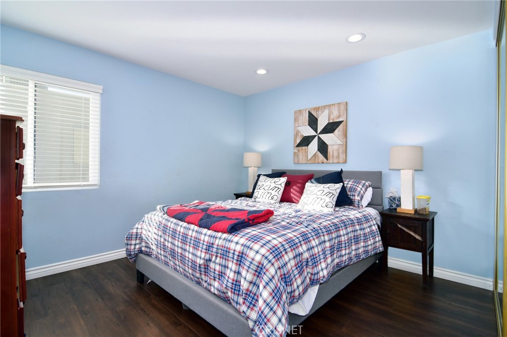5305 White Oak Avenue, Unit E Encino, CA 91316 - Photo 17 of 26 a bedroom with a bed and a lamp