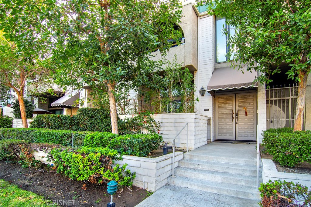 5305 White Oak Avenue, Unit E Encino, CA 91316 - Photo 25 of 26 a front view of a house with a garden