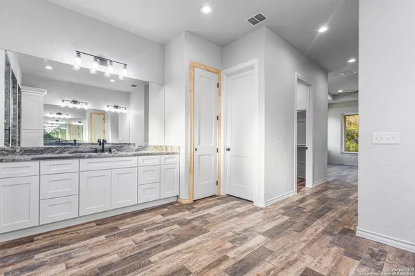 $594,900 | 114 Cr 6875, Natalia, TX 78059