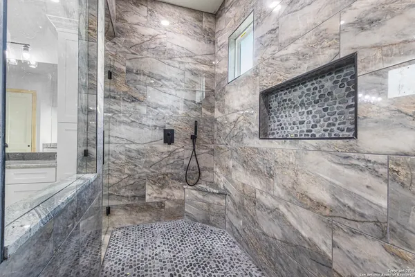 $594,900 | 114 Cr 6875, Natalia, TX 78059