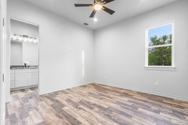 $594,900 | 114 Cr 6875, Natalia, TX 78059