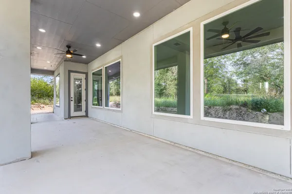 $594,900 | 114 Cr 6875, Natalia, TX 78059