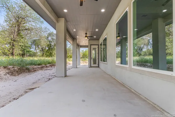 $594,900 | 114 Cr 6875, Natalia, TX 78059