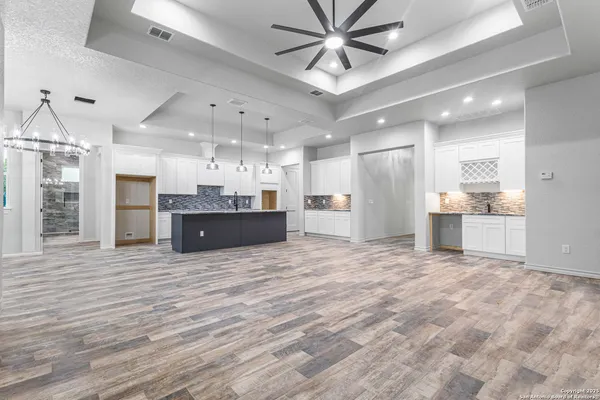 $594,900 | 114 Cr 6875, Natalia, TX 78059