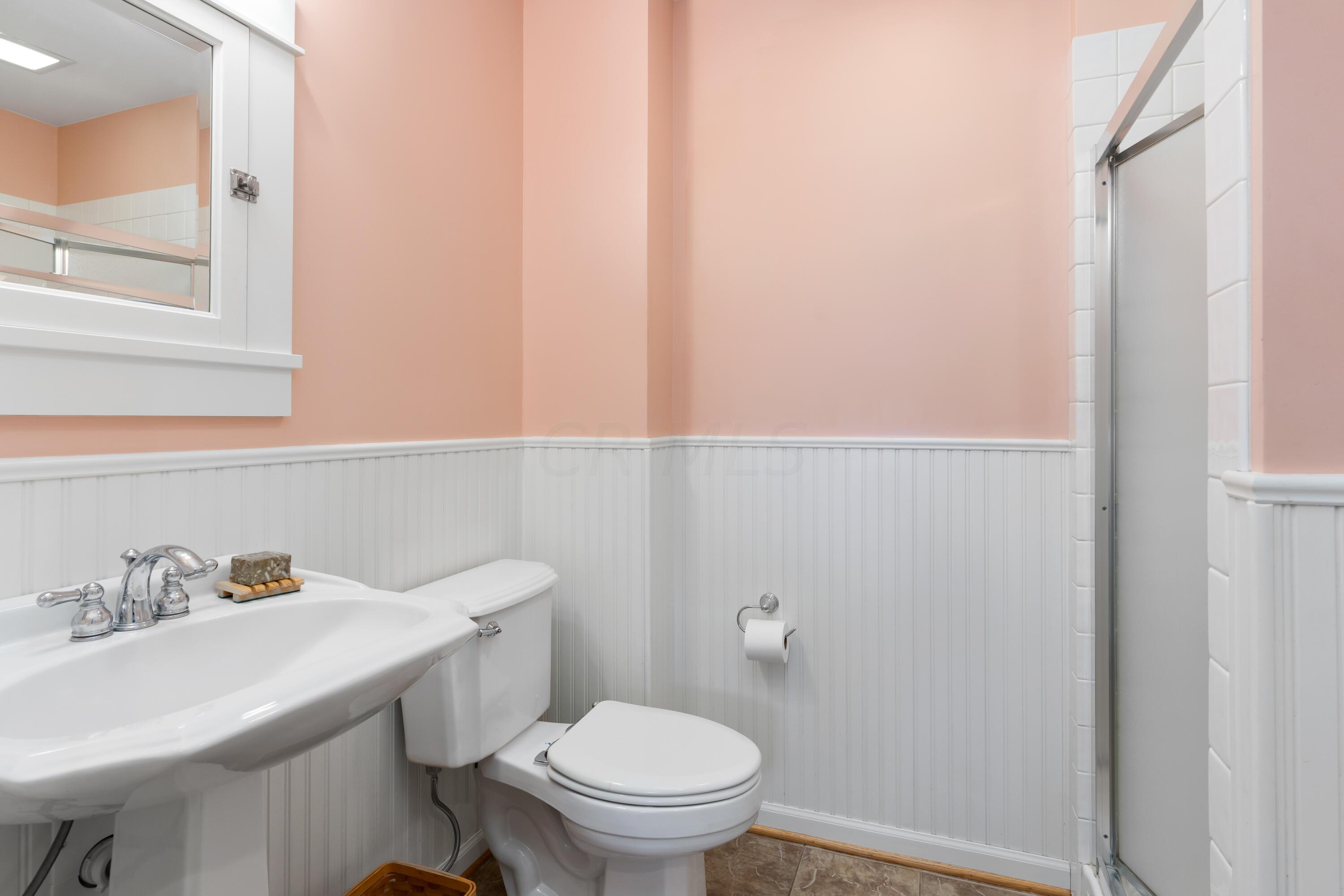 448 East Dunedin Road Columbus, OH 43214 - Photo 23 of 39 1st Floor Bathroom