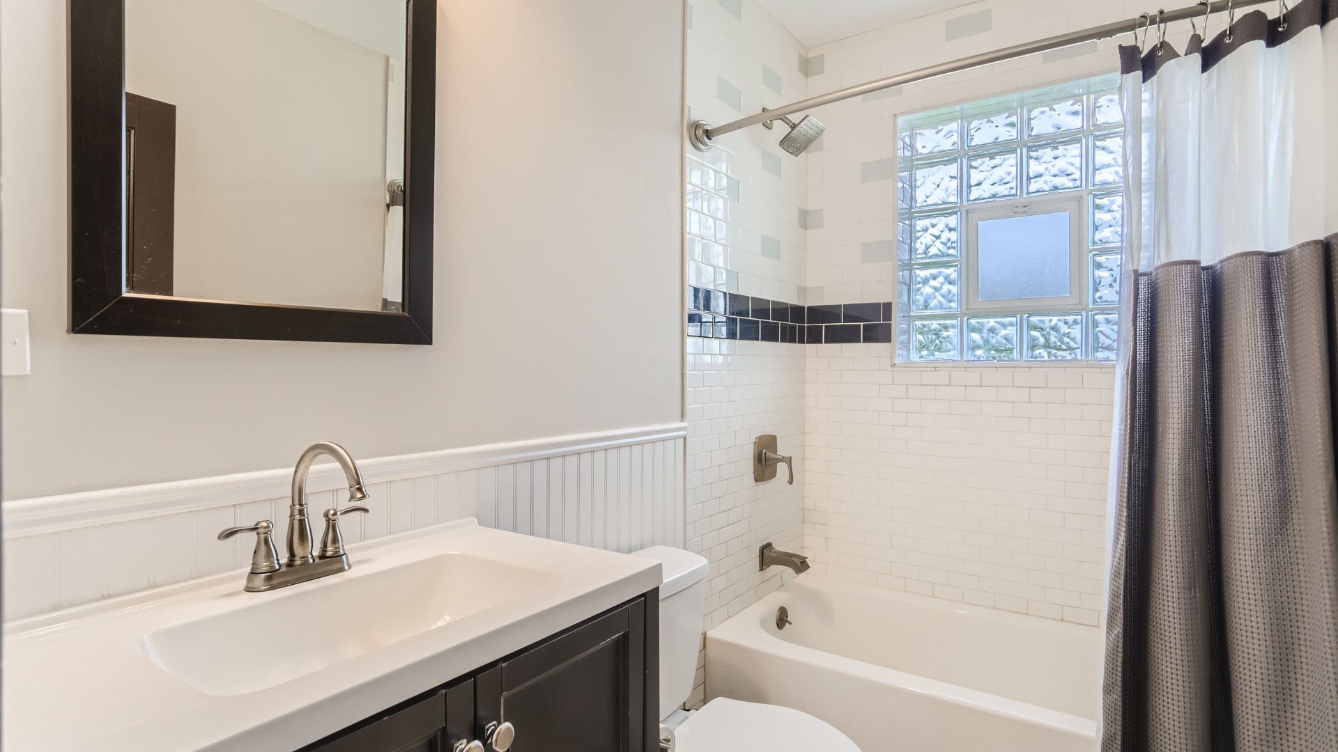 940 Logan Avenue Elgin, IL 60120 - Photo 8 of 16 a bathroom with a sink mirror toilet and bathtub